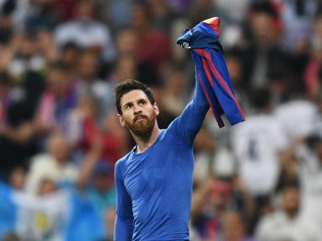 Leo Messi muestra su camiseta al Santiago Bernabéu