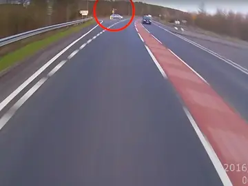 El coche contra el que impacta el motorista El coche contra el que impacta el motorista