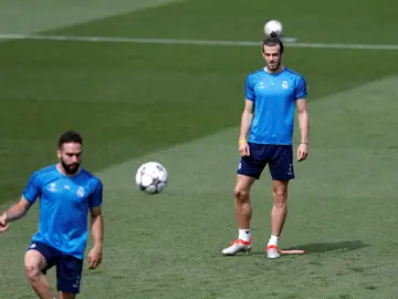 Bale observa a Carvajal durante un entrenamiento del Real Madrid Bale observa a Carvajal durante un entrenamiento del Real Madrid