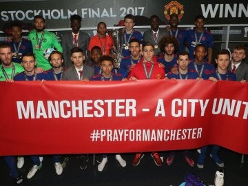 Los jugadores del United dedican su victoria en la Europa League a las víctimas del atentado en Mánchester