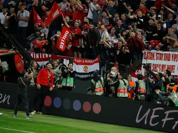 Zlatan Ibrahimovic, haciéndose una foto con los aficionados del United Zlatan Ibrahimovic, haciéndose una foto con los aficionados del United
