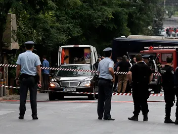 La Policía acordona el coche del ex primer ministro griego, Lucas Papademos La Policía acordona el coche del ex primer ministro griego, Lucas Papademos