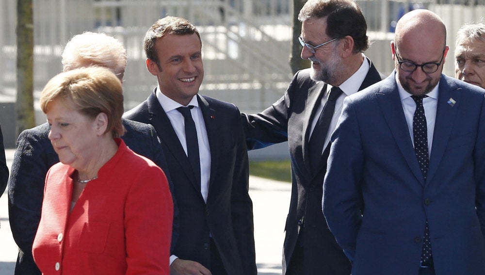 Rajoy saluda a Macron en la reunión de la OTAN 