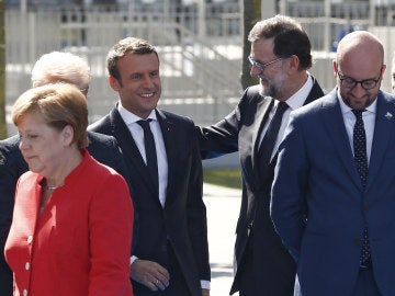 Rajoy saluda a Macron en la reunión de la OTAN 