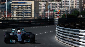 Lewis Hamilton, rodando por las calles de Montecarlo