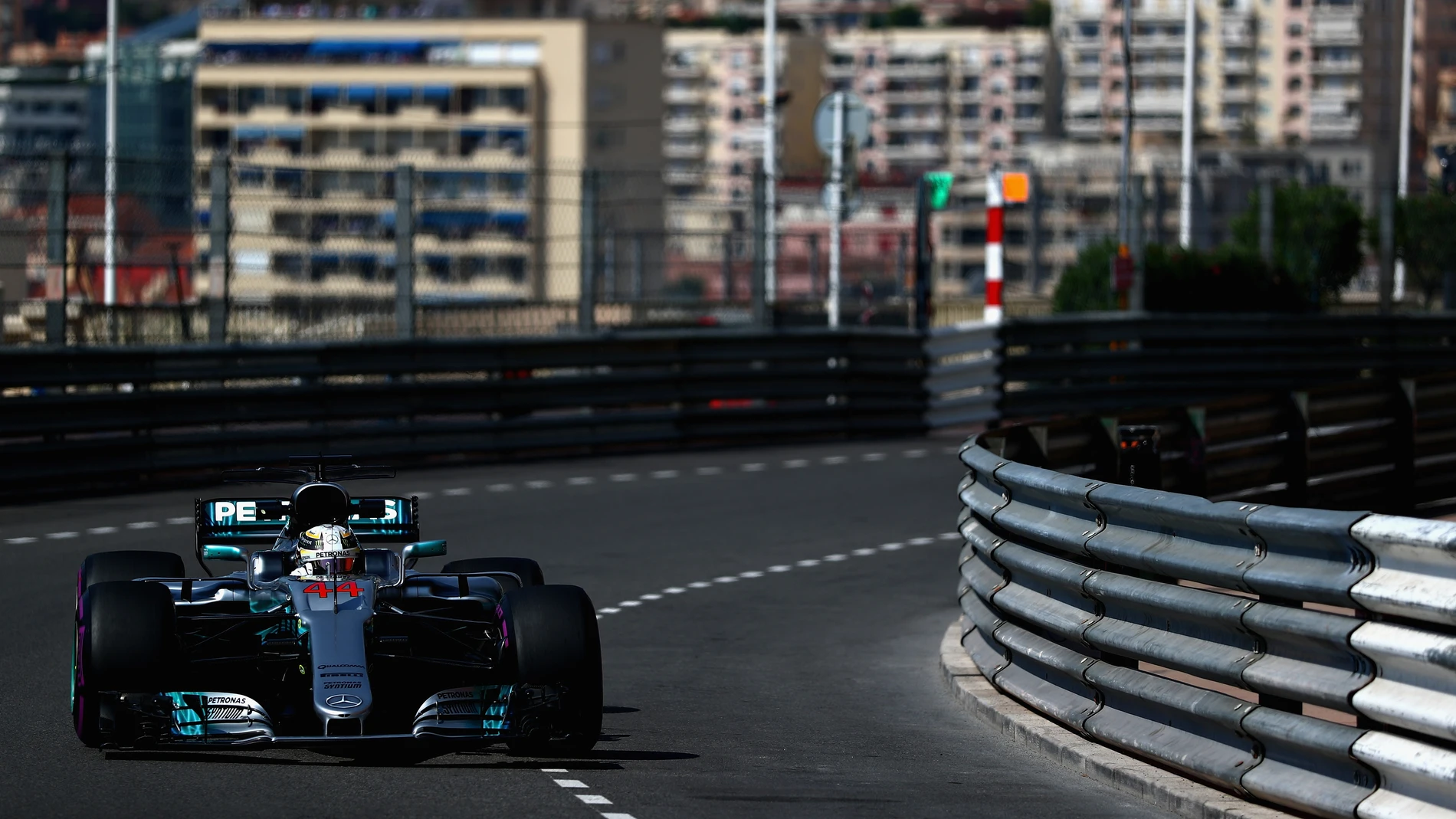 Lewis Hamilton, rodando por las calles de Montecarlo Lewis Hamilton, rodando por las calles de Montecarlo