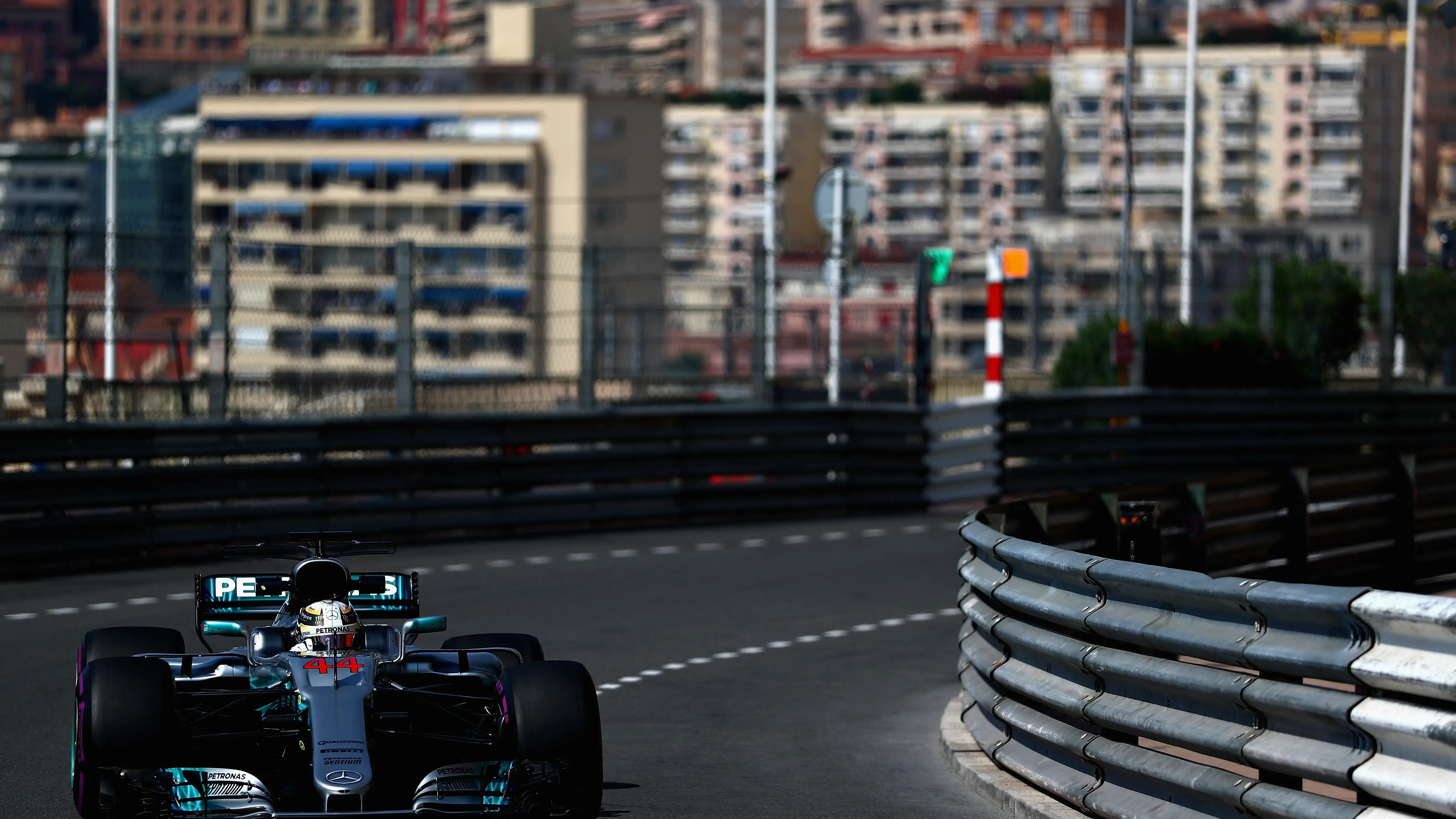 Lewis Hamilton, rodando por las calles de Montecarlo Lewis Hamilton, rodando por las calles de Montecarlo