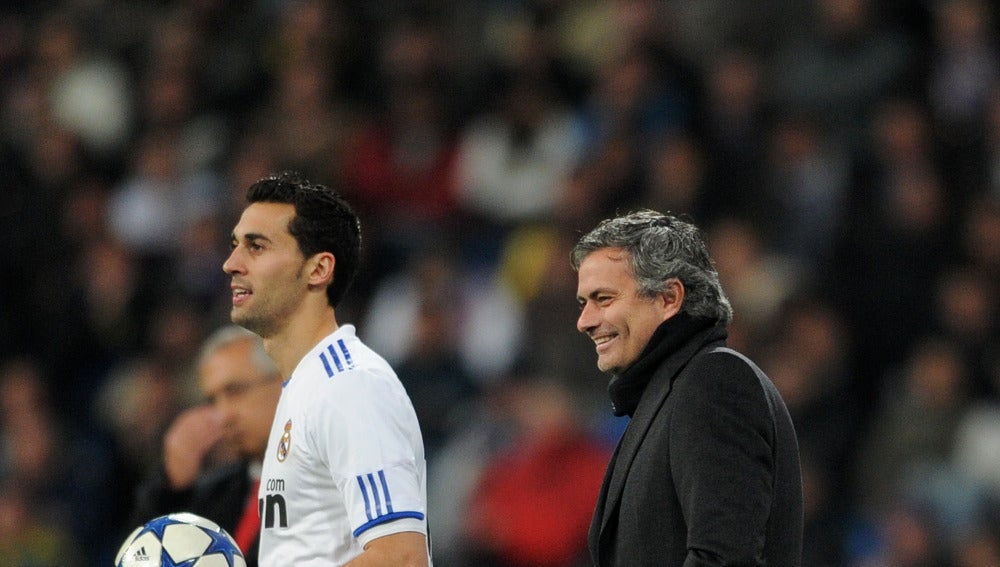 Arbeloa, junto a Jose Mourinho en la banda del Bernabéu
