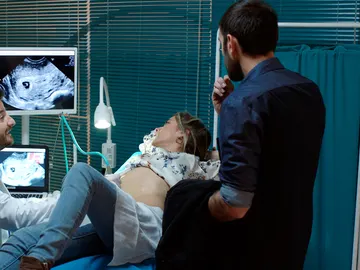 Carmen e Iñaki ven a su bebé por primera vez Carmen e Iñaki ven a su bebé por primera vez