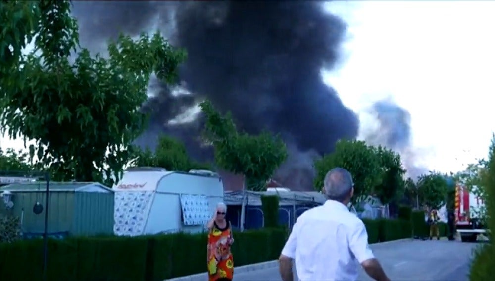 Frame 8.451155 de: Una mujer herida y un centenar de desalojados en un incendio en un camping en Benidorm 
