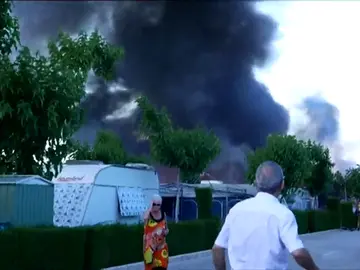 Frame 8.451155 de: Una mujer herida y un centenar de desalojados en un incendio en un camping en Benidorm Frame 8.451155 de: Una mujer herida y un centenar de desalojados en un incendio en un camping en Benidorm