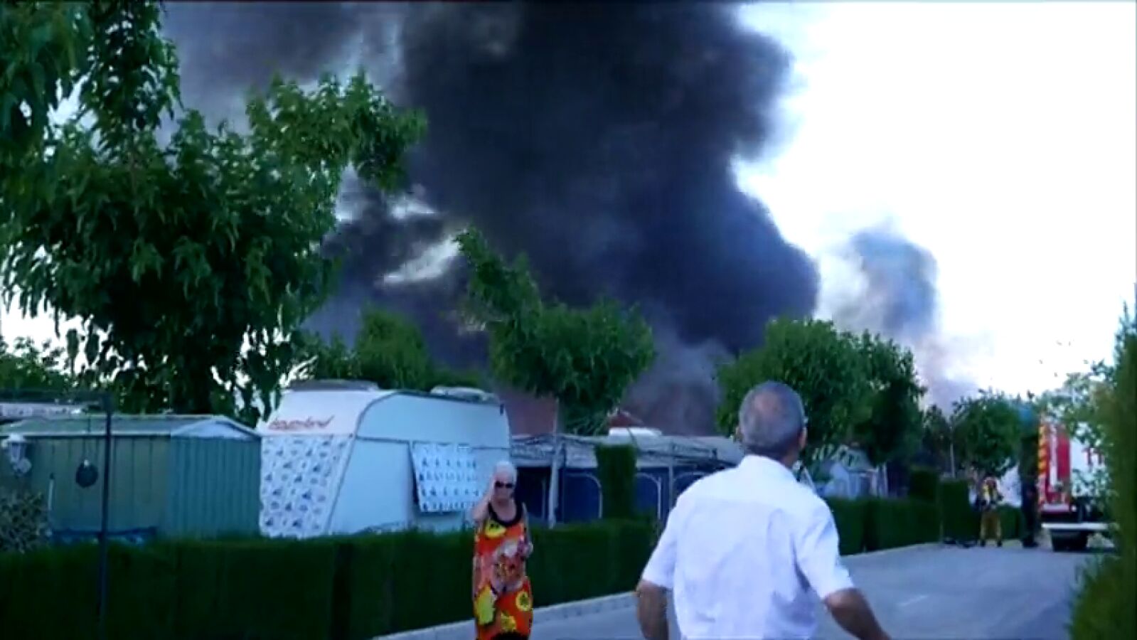 Una mujer herida y un centenar de desalojados en un incendio en un camping en Benidorm 