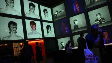 Más de 300 objetos trazan la vida de David Bowie en una exposición sobre el artista en Barcelona