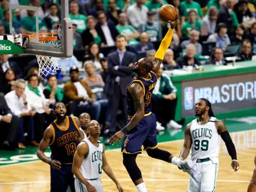 LeBron James se dispone a machacar el aro ante Boston LeBron James se dispone a machacar el aro ante Boston
