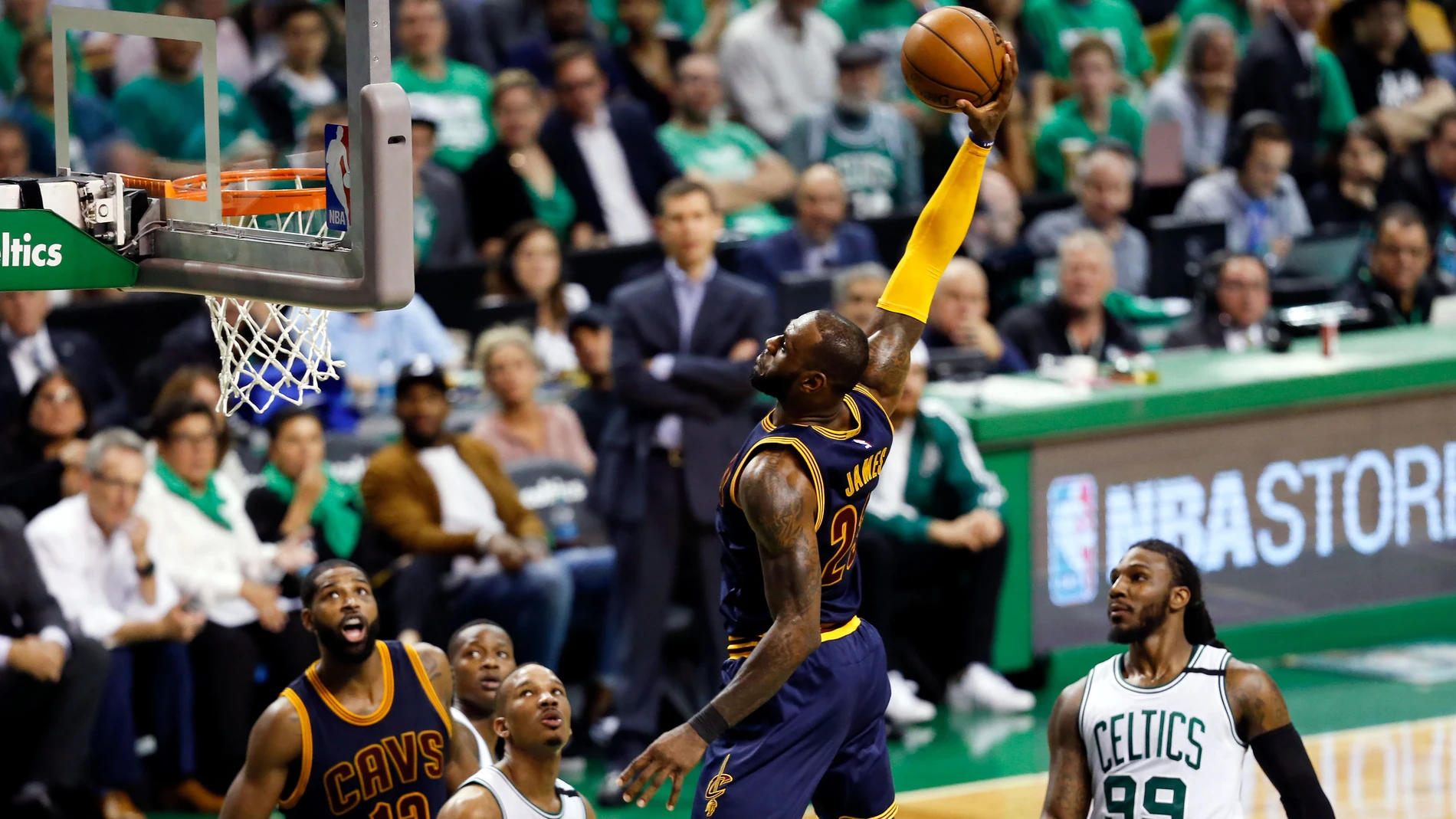 LeBron James se dispone a machacar el aro ante Boston LeBron James se dispone a machacar el aro ante Boston