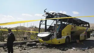 Un policía egipto hace guardia junto al autobús que sufrió un atentado Un policía egipto hace guardia junto al autobús que sufrió un atentado