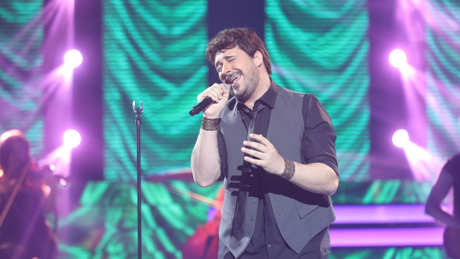 David Moreno derrocha amor con &lsquo;Estoy hecho de pedacitos de ti&rsquo; como Antonio Orozco