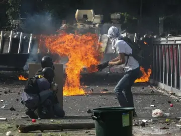 Manifestantes se enfrentan con la policía en Caracas Manifestantes se enfrentan con la policía en Caracas