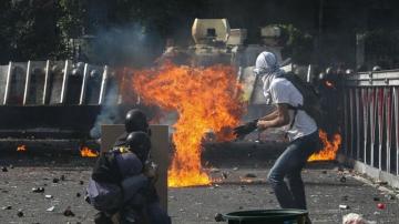 Manifestantes se enfrentan con la policía en Caracas