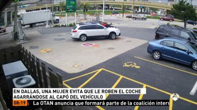 Una mujer se sube al capó de su coche para impedir que un hombre se lo robe