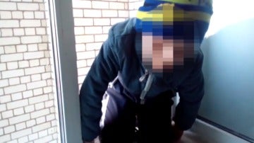 Un niño se cuelga de una ventana en Rusia