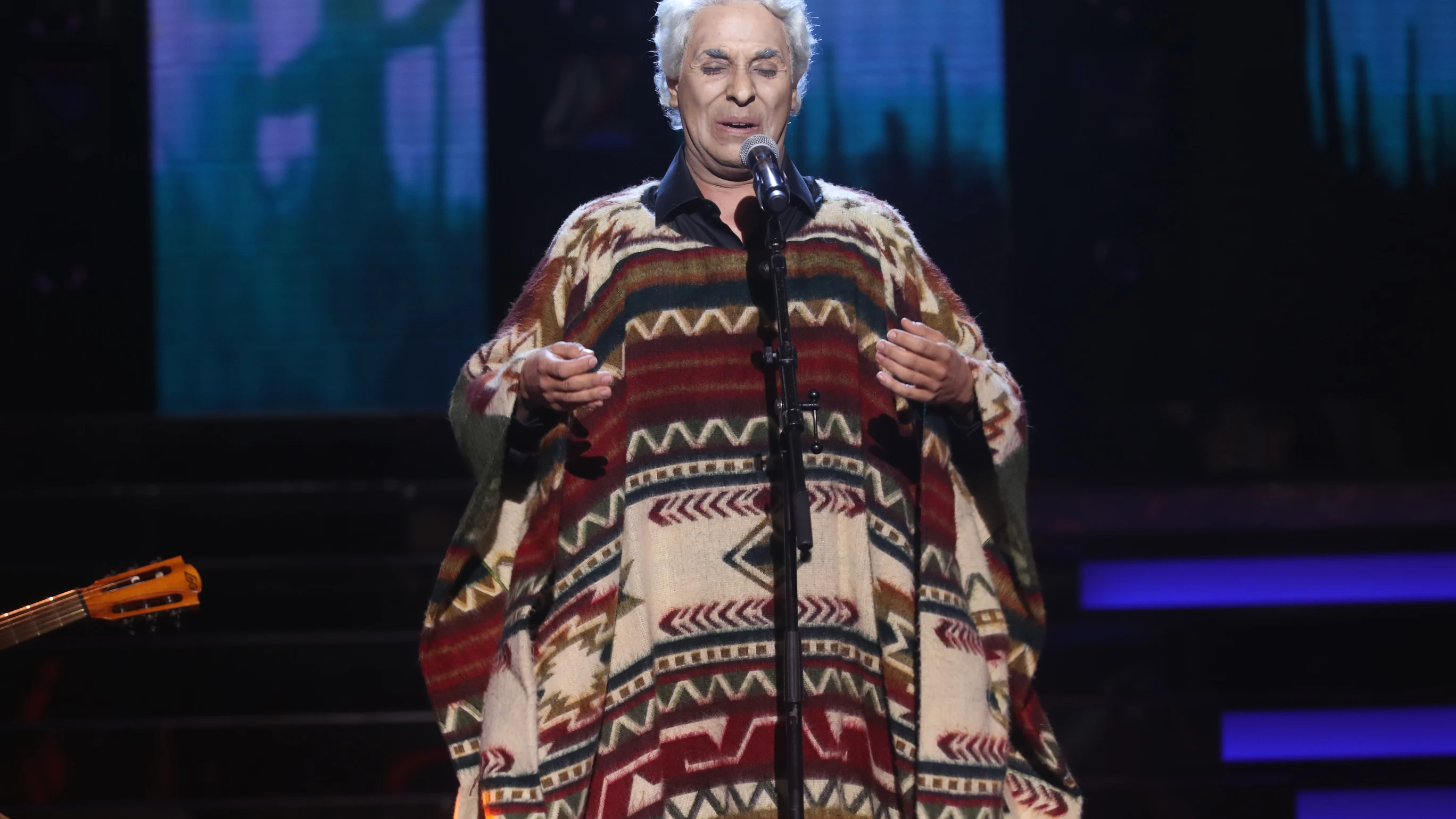 Cristóbal Garrido se atreve a cantar la ranchera ‘En el último trago’ como Chavela Vargas