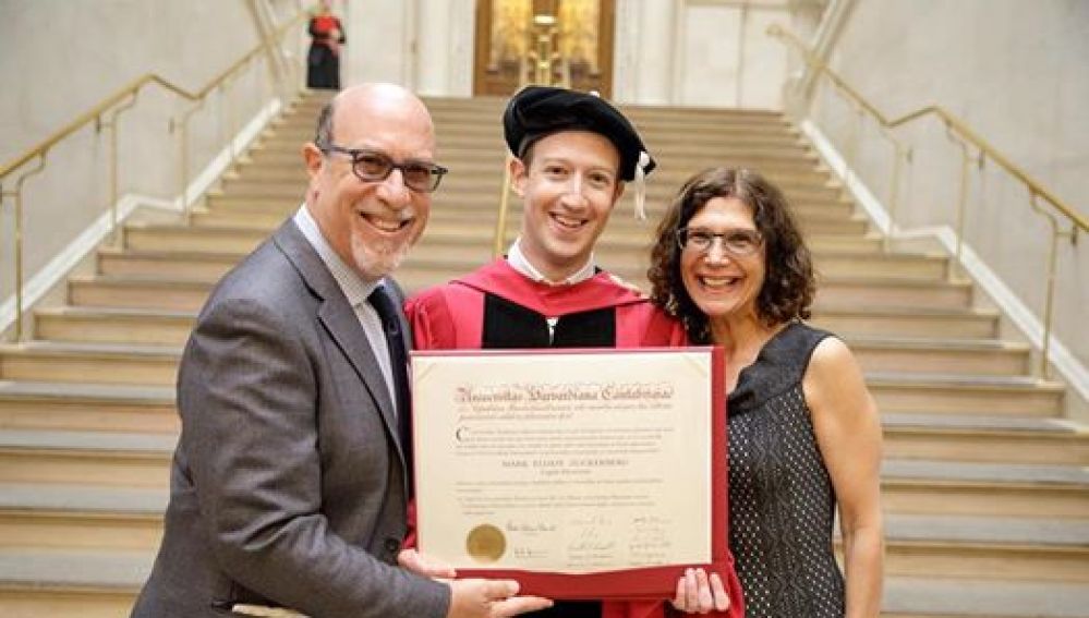 Mark Zuckerberg junto a sus padres sosteniendo su título de Harvard