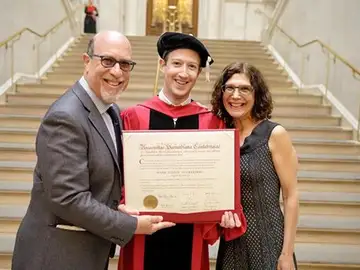 Mark Zuckerberg junto a sus padres sosteniendo su título de Harvard Mark Zuckerberg junto a sus padres sosteniendo su título de Harvard