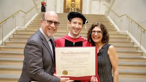 Mark Zuckerberg junto a sus padres sosteniendo su título de Harvard Mark Zuckerberg junto a sus padres sosteniendo su título de Harvard