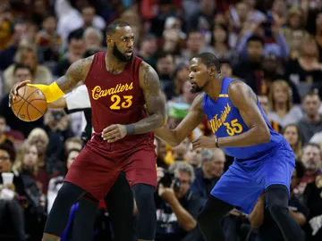 LeBron James postea a Kevin Durant durante un Warriors - Cavaliers LeBron James postea a Kevin Durant durante un Warriors - Cavaliers