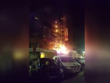 Frame 32.641786 de: Incendio en un edificio de 14 plantas en Gijón