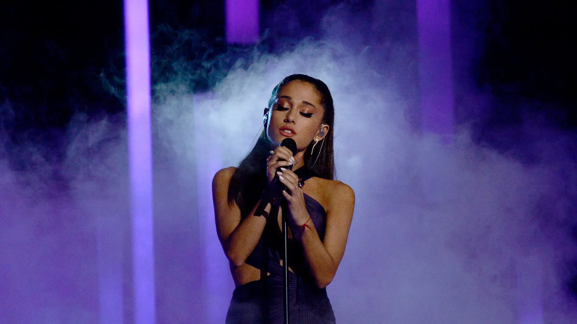Ariana Grande durante su actuación en la gala de los Grammy 2015