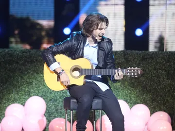 Raúl Ogalla llena de valor el plató con ‘Mujer de las mil batallas’ de Manuel Carrasco Raúl Ogalla llena de valor el plató con ‘Mujer de las mil batallas’ de Manuel Carrasco