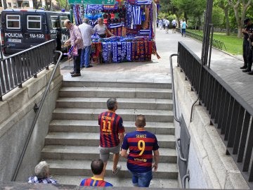 Aficionados del Barcelona, saliendo del metro de Pirámides en Madrid