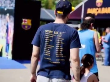 Un aficionado del Barcelona en la 'fan zone' del equipo en Matadero