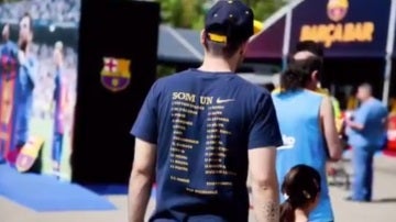 Un aficionado del Barcelona en la 'fan zone' del equipo en Matadero