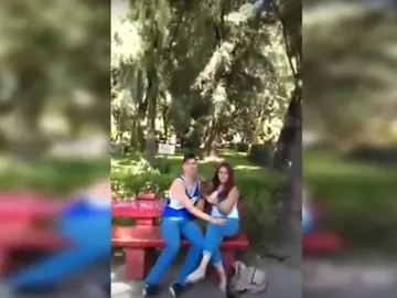 El novio de su hija con otra chica El novio de su hija con otra chica