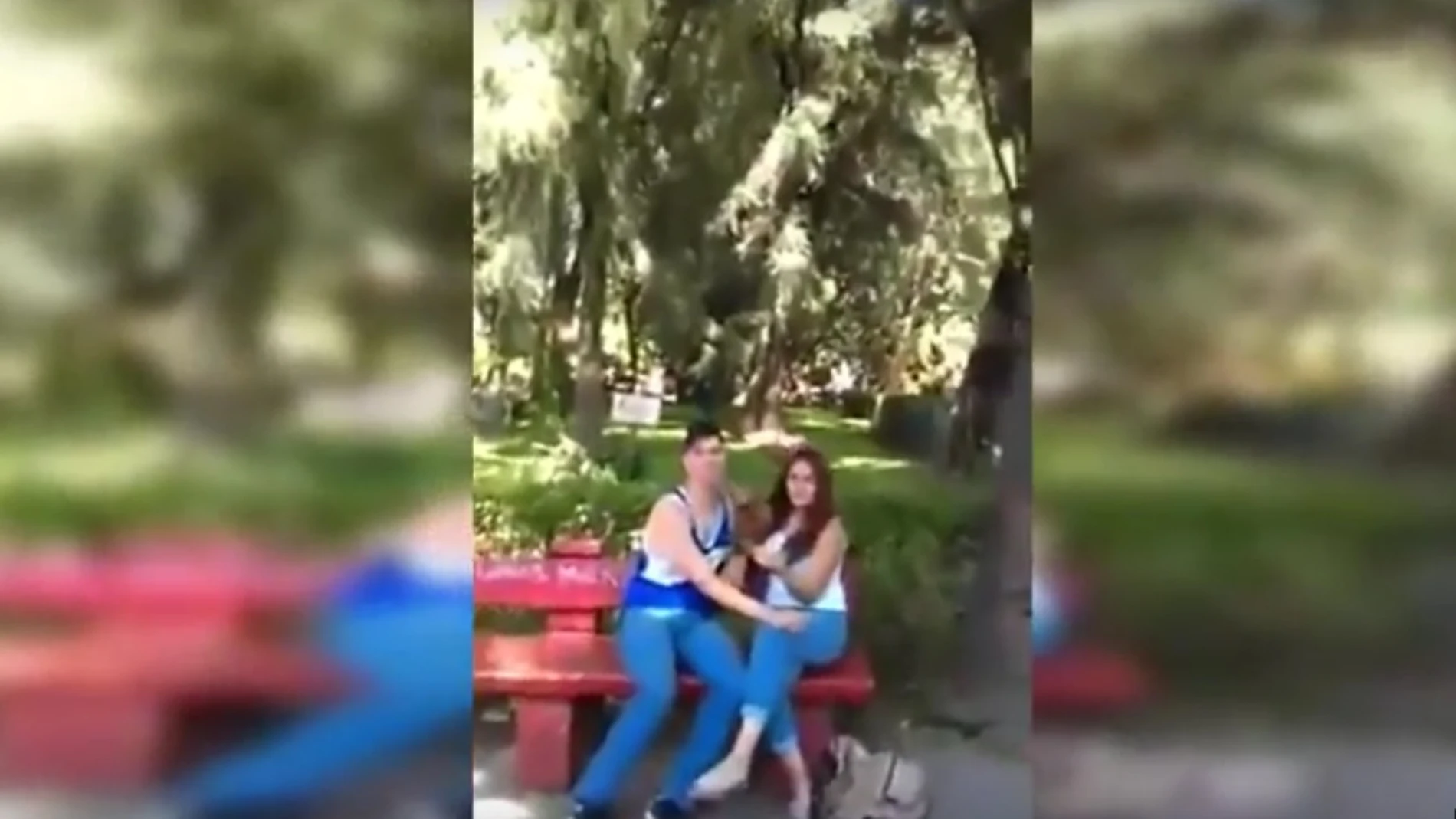 El novio de su hija con otra chica El novio de su hija con otra chica