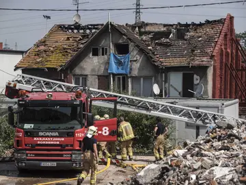 Los bomberos y servicios de emergencia trabajan en la extinción del incendio en Bilbao Los bomberos y servicios de emergencia trabajan en la extinción del incendio en Bilbao