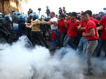 La Policía carga contra los manifestantes