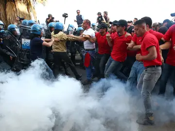 La Policía carga contra los manifestantes La Policía carga contra los manifestantes