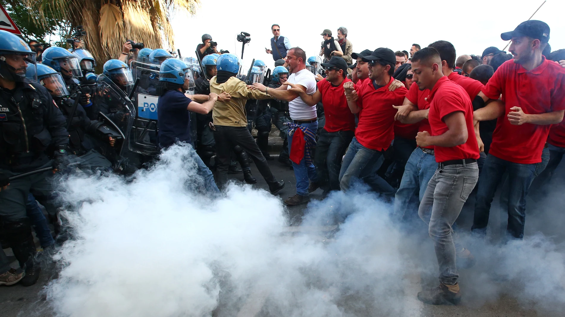 La Policía carga contra los manifestantes La Policía carga contra los manifestantes