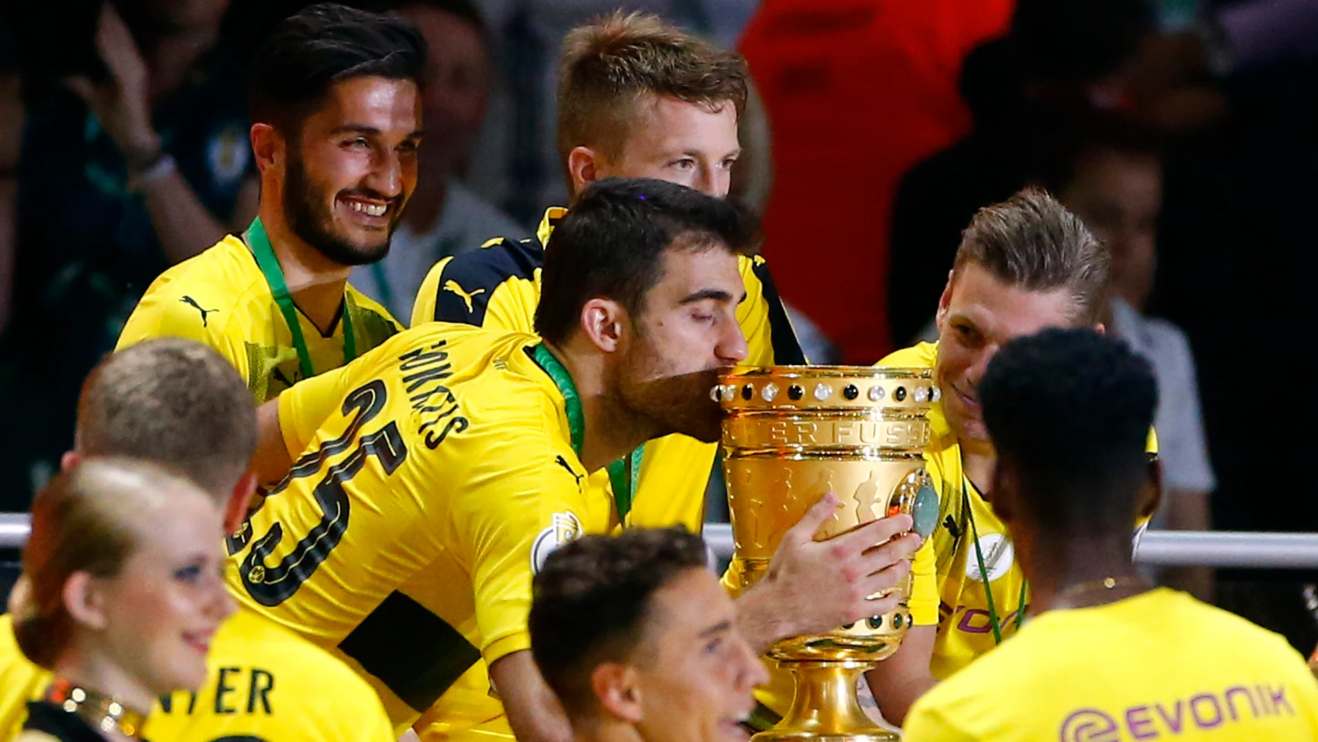 Los jugadores del Borussia Dortmund celebran su victoria en la Copa Los jugadores del Borussia Dortmund celebran su victoria en la Copa