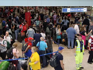 Largas colas y pasajeros atrapados en los aeropuertos tras la caída del sistema de British Airways Largas colas y pasajeros atrapados en los aeropuertos tras la caída del sistema de British Airways