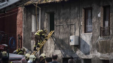 Familiares acogen a los vecinos afectados por el incendio de Bilbao