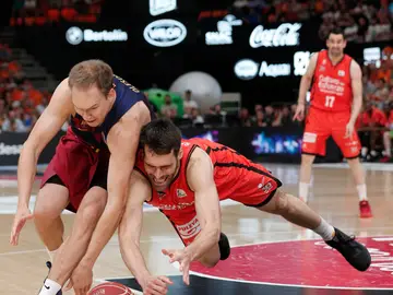 Oleson y San Emeterio luchan por el balón Oleson y San Emeterio luchan por el balón