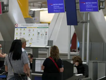 Pasajeros en el aeropuerto de Barajas Pasajeros en el aeropuerto de Barajas