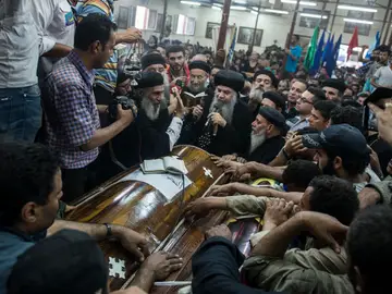 Familiares lloran durante el funeral de las víctimas del atentado Familiares lloran durante el funeral de las víctimas del atentado