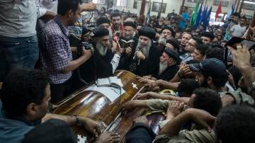 Familiares lloran durante el funeral de las víctimas del atentado