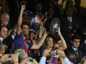 Iniesta y Busquets levantan el trofeo de campeones de la Copa del Rey